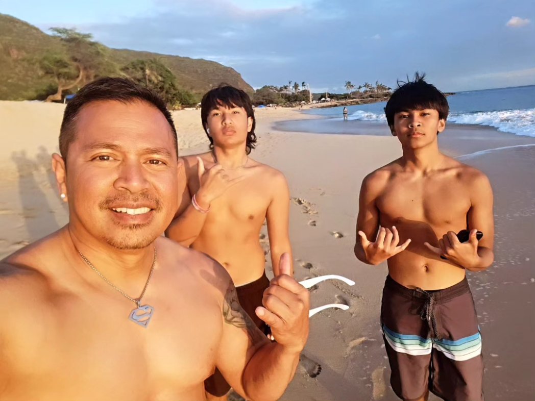 JonnyBlaze808's tweet photo. Had A BLAST In HAWAII Spending Time With Family &amp; Friends. Couldn't Post ALL The Pics  But Here Are A Few Of Me At The Beach Along With My 3 Other Nephews. #Hawaii #LocalBoy #Family #Nephews #HiLife #GoodTimes #Aloha https://t.co/jgRlEQFfFc