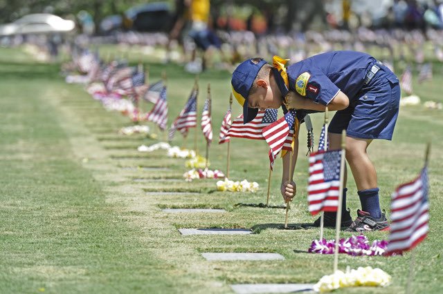 Candice911's tweet photo. Over 40,000 🌺 Lei’s are made each year and placed on gravesites for our Memorial Day Ceremony at the National Memorial Cemetery of the Pacific at Pūowaina (Punchbowl). 
I love my freedom and honor all who gave the ultimate sacrifice for it. 
❤️Hawaii! 

#amquering https://t.co/wtBXTFiO7Q