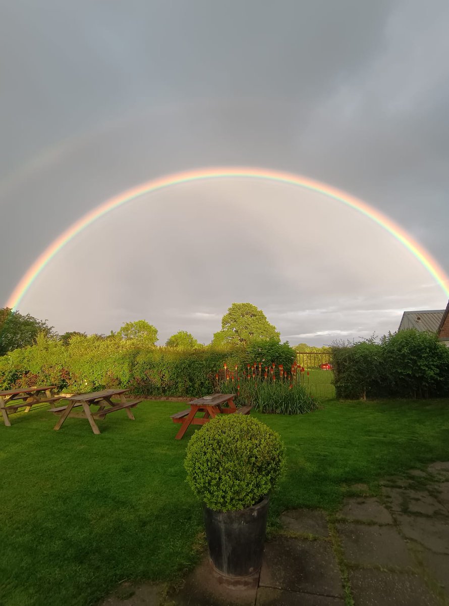 NickyChristie3's tweet photo. Never seen a rainbow like this...#boatsthattweet #theanchorinn stunning... https://t.co/0sNfD7l5RB