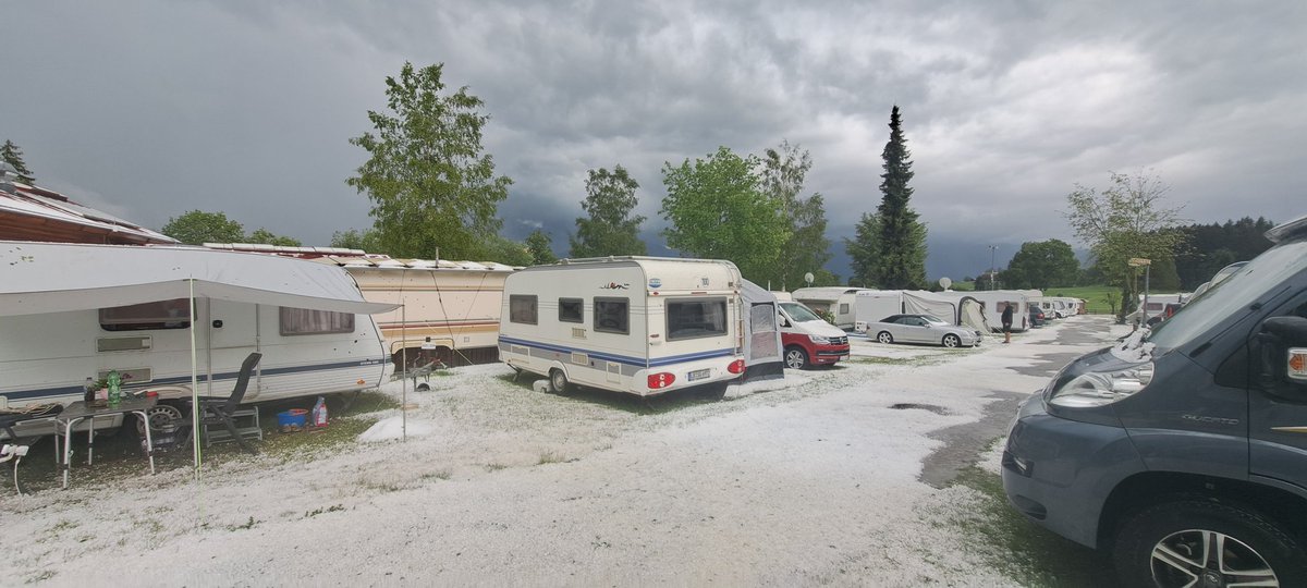 Enorme hagelbui in Zuid-Duitsland #noodweer #hagel #onweer <a href="/Alpenweerman/">Johanns (Alpen)weer @johannsalpenweer.bsky.social</a> <a href="/BuienRadarNL/">Buienradar</a> <a href="/helgavanleur/">Helga van Leur ☀</a> <a href="/NoodweerBenelux/">NoodweerBenelux</a> <a href="/weeronline/">Weeronline</a> <a href="/janvissersweer/">JAN VISSER</a> @