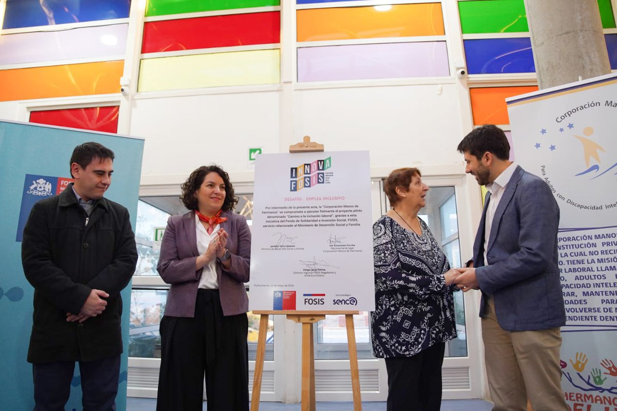 FOSIS_Chile's tweet photo. Ministra Javiera Toro dio el vamos a la iniciativa impulsada por #InnovaFOSIS.

En las instalaciones del taller laboral de la Corporación Manos de Hermanos se realizó la actividad de lanzamiento del programa piloto “Camino a la inclusión laboral”.

https://t.co/fJrfNetHhM https://t.co/f9t8c8wupR