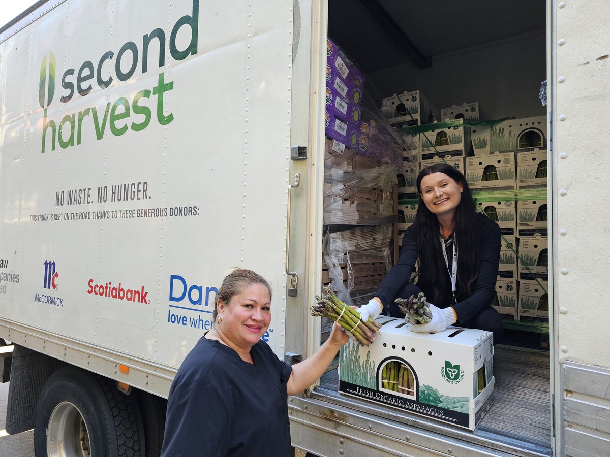 StreefProduce's tweet photo. Last week we teamed up with @SecondHarvestCA to assist in getting food to those who need it most. We’re grateful for the ongoing efforts from this organization to end hunger and reduce food waste!  #ontag #nowastenohunger #ontarioasparagus #foodrescue https://t.co/O5lFAGIwf6