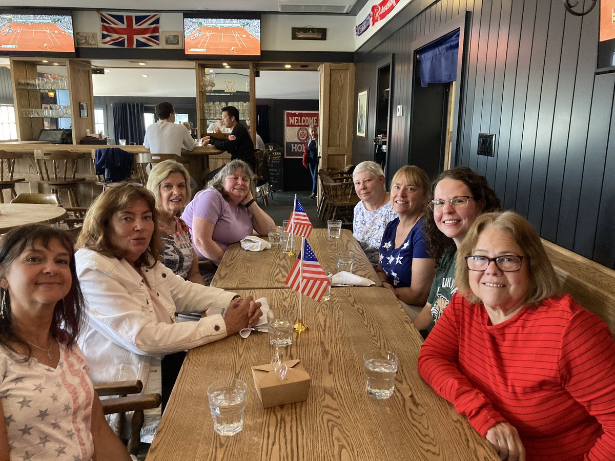 Memorial Day lunch with American friends in Canada. 🇺🇸🇨🇦 #americansabroad #USExpats #americansincanada
#oakville #burlon #hamont #mississauga #portcredit #miltonon #dundasont