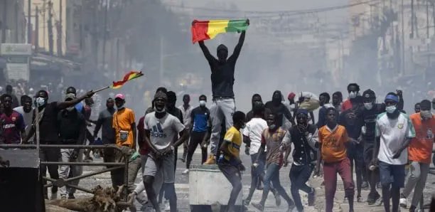 Vandalized politics in Senegal: 16 dead in 2-day demonstrations
surafrica.org/vandalized-pol…