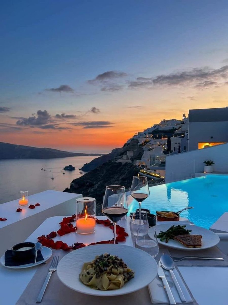 Matt_Pinner's tweet photo. Dinner in Santorini, Greece 🇬🇷 

Yes Or No ? https://t.co/6o4MgOHYgS