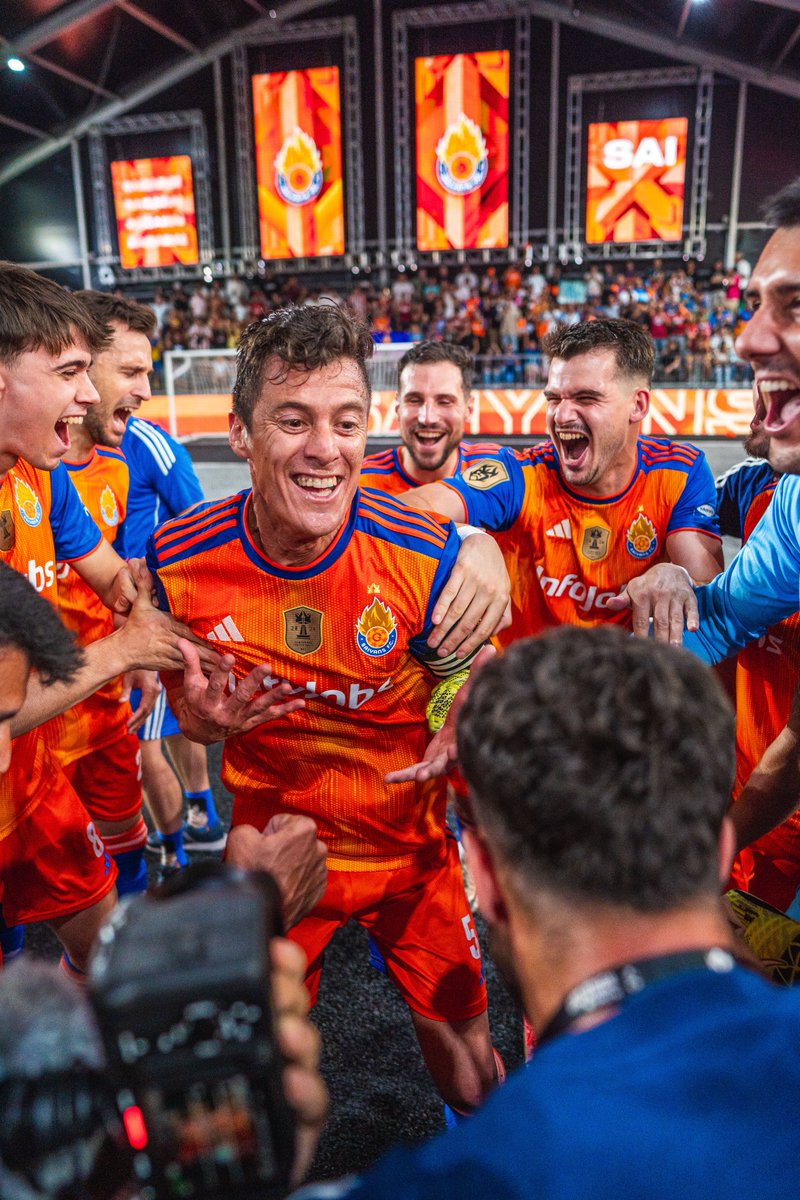 AlvaroBenitoSag's tweet photo. 24h del debut de @Saiyans_FC_ en la @_KingsWorld …..y ya hay ganas de más!!!! 🤪😎🧡💙 #AhUh
📸🔝 @YumeOficial https://t.co/UgTbVGTlFt