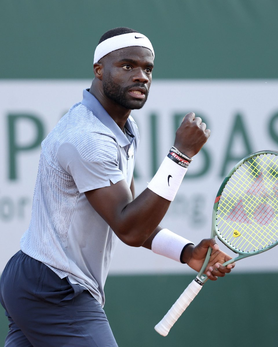 Il a souffert près de 4 heures, mais @FTiafoe passé le 1er tour !

Sur le Court 6, l'Américain s'en est sorti face au qualifié Mattia Bellucci en cinq sets 6-3, 3-6, 6-7 (6), 6-4, 6-4.

Prochain tour face à @denis_shapo ! #RolandGarros 

📸 : @SuperTennisTv