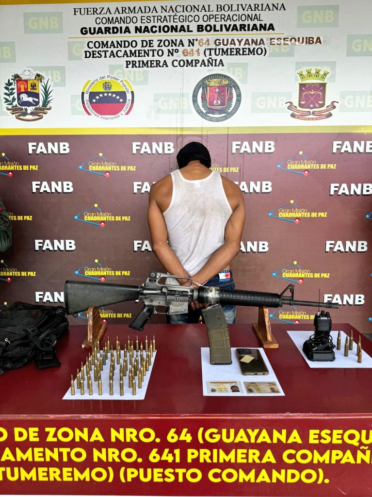 La FANB en nuestra Guayana Esequiba, capturó a un ciudadano a quien se le incautó (01) fusil AR-15 con (01) cargador y (57) cartuchos de diferentes calibres sin percutir, (01) radio portátil, (01) teléfono celular y (01) bolso táctico. A/O del Ministerio Público.