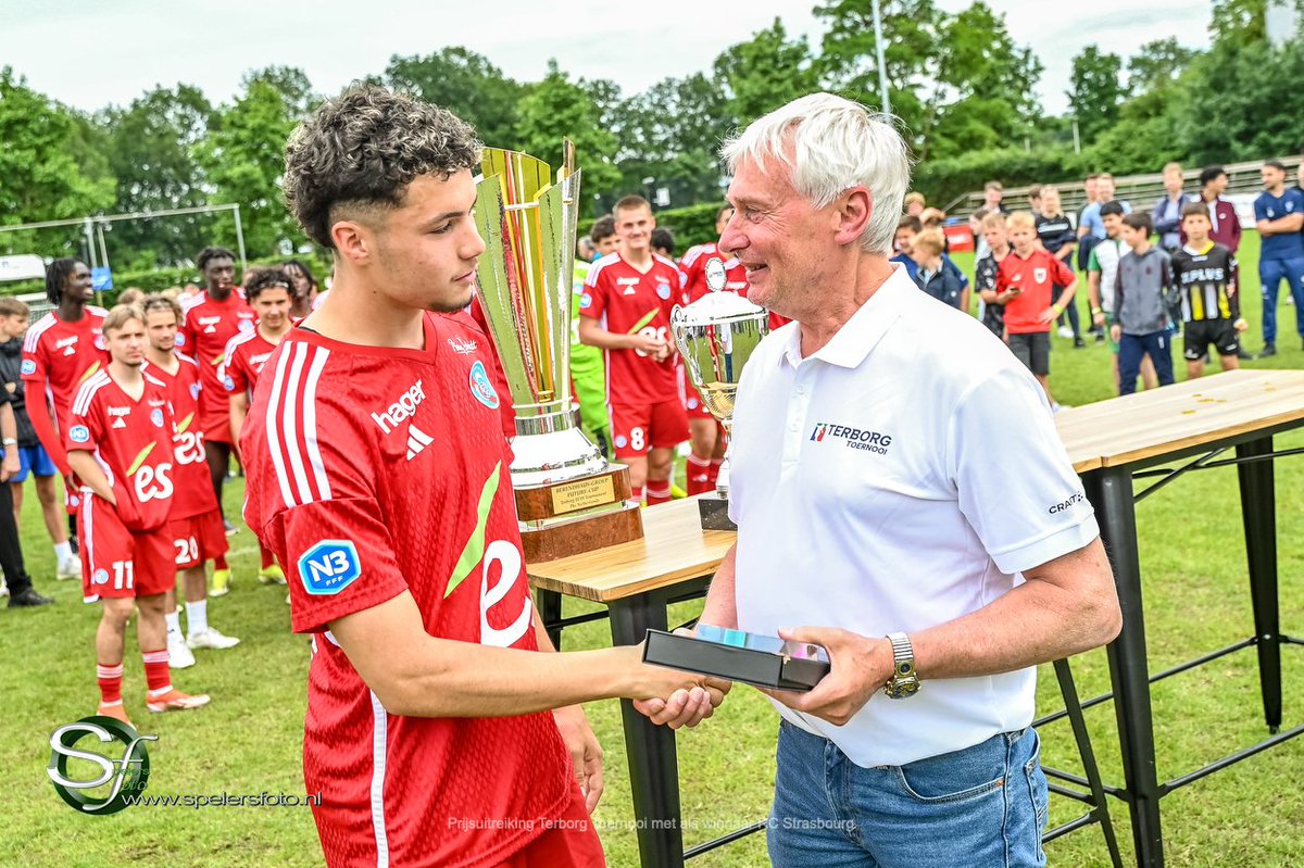 𝗕𝗘𝗦𝗧𝗘 𝗦𝗣𝗘𝗟𝗘𝗥 / 𝗕𝗘𝗦𝗧 𝗣𝗟𝗔𝗬𝗘𝗥

De beste speler van het Terborg Toernooi 2024 is Samir El Mourabet van RC Strasbourg! 🔥

Gefeliciteerd met deze prijs, Samir! Je hebt een fantastisch toernooi gespeeld 👏

📸: <a href="/spelersfoto/">Spelersfoto</a>

#TerborgToernooi⚽️ #RacingMutestAcadémie