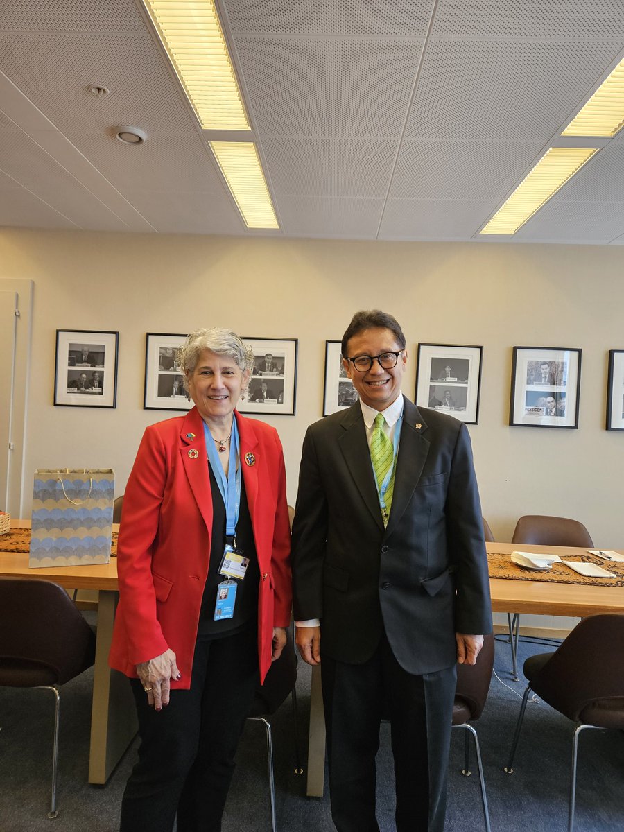 Great discussion with @BudiGSadikin Minister of Health Republic of Indonesia #WHA77 strengthening community level care for @UHC2030 by empowering mothers with education and medicines to treat minor ailments. Mutual concern with @ICNurses to protect migrating nurses.