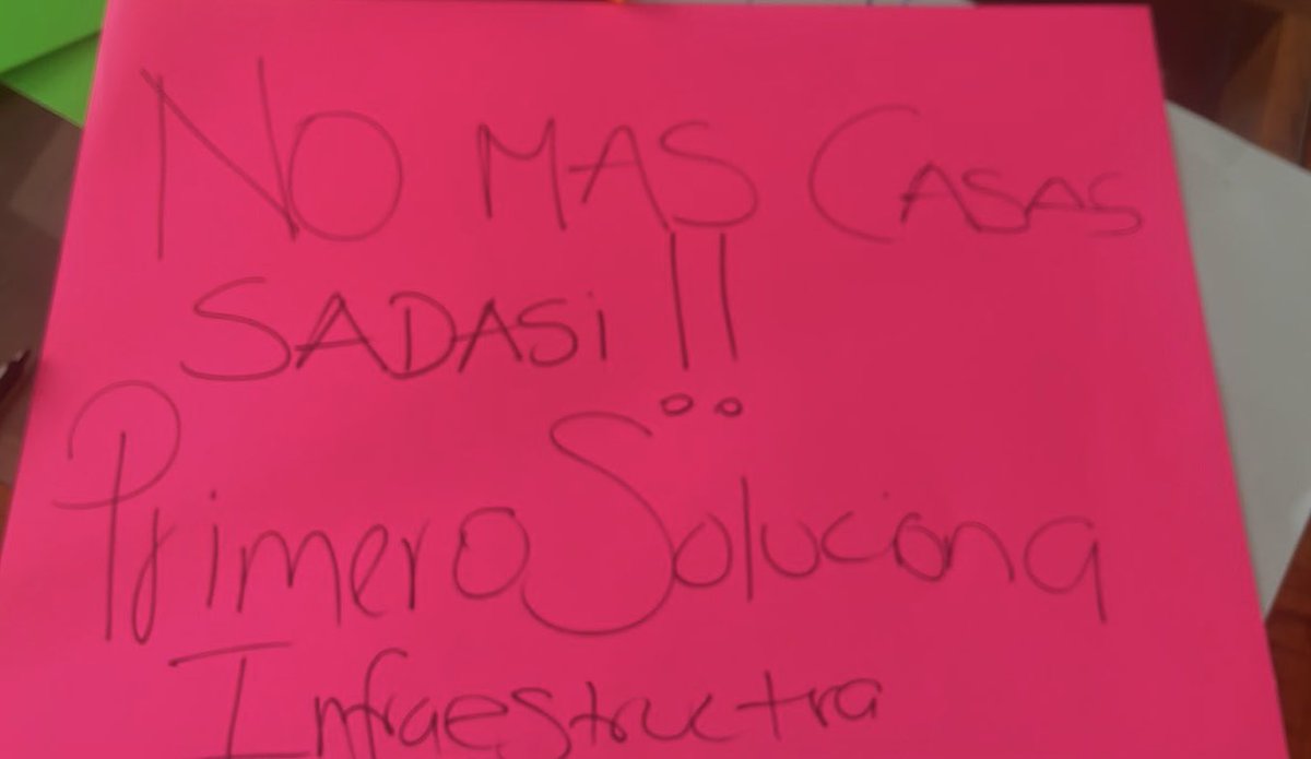 Miedo si hoy en la noche vamos a poder dormir con 55 grados y sin luz urge que nos den una solución y dejen de construir <a href="/CFEmx/">CFEmx</a> <a href="/SadasiOficial/">GrupoSadasi</a> <a href="/MeridaEsDigital/">Mérida Digital</a> <a href="/lopezdoriga/">Joaquín López-Dóriga</a> <a href="/MauVila/">Mauricio Vila</a> <a href="/MeridaAmericas/">Las Americas Merida</a>
