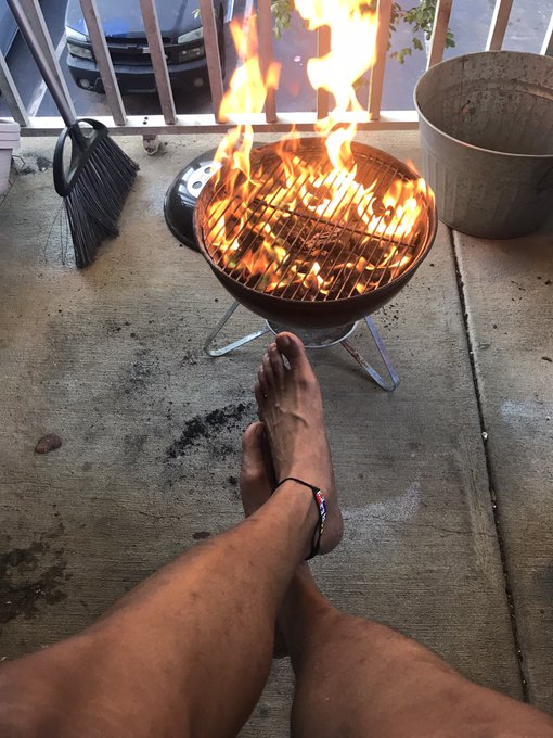 Ghetto grilling on the porch last week 🔥🦶🏽 https://t.co/K6OdWffvxv