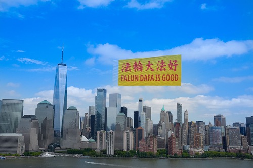 Une bannière « Falun Dafa est bon » flotte au-dessus de New York à l’occasion de la Journée mondiale du Falun Dafa #WorldFalunDafaDay #May13 #FalunDafaHao fr.minghui.org/html/articles/…