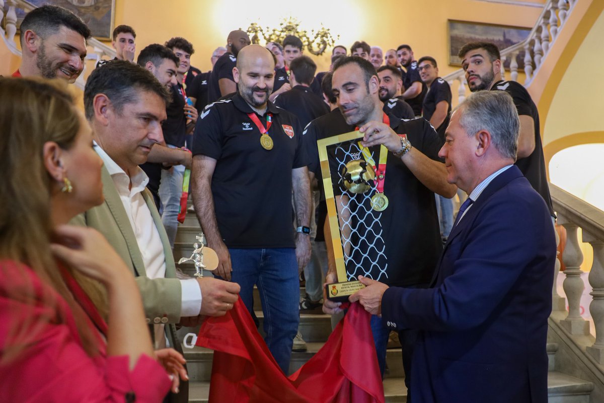 El <a href="/bm_prointegrada/">Cajasol Sevilla BM Proin</a> es de División de Honor Plata 🤾🏻‍♂️y llena de orgullo a Sevilla.

👏🏻 Hemos querido homenajear a estos grandes profesionales que pasearán el nombre de nuestra ciudad por toda España.

💪🏻En este alcalde encontraréis siempre un aliado para seguir superando retos.