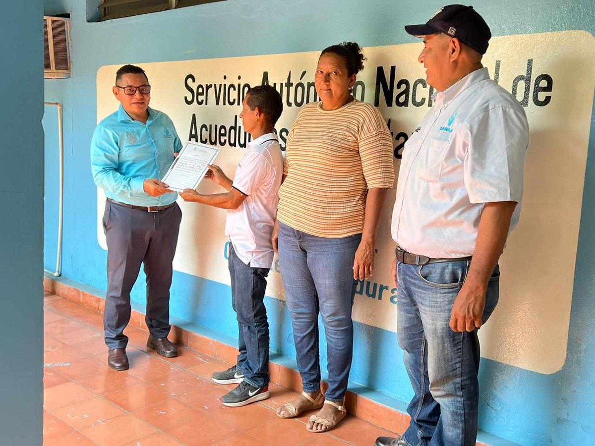 HondurasSanaa's tweet image. "¡Gran avance en la regional sur! Entregamos la personería jurídica a la junta administradora de agua de Piedra Parada en El Triunfo, Choluteca. ¡Seguimos trabajando por la legalización de las juntas administradoras de agua en todo el país! #AguaParaTodos #RegionalSur"