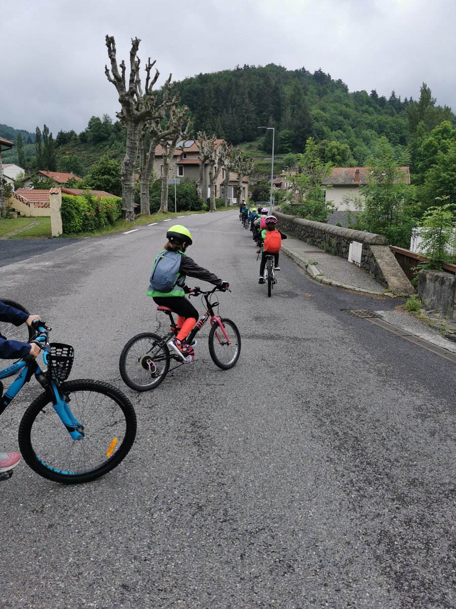 USEP_07's tweet photo. Lancement du VIDA USEP 07 : Voyage Itinérant à la Découverte de l’Ardeche à vélo. De nombreux enfants ont pris la route ce jour dans le cadre du #ptittour à vélo.  @Dsden07 @ThiAumage @Generation2024G @CrusepAuRA @usepnationale @Prefet07 @ardeche
Merci à Terre Adélice https://t.co/zQM8ohBmsu