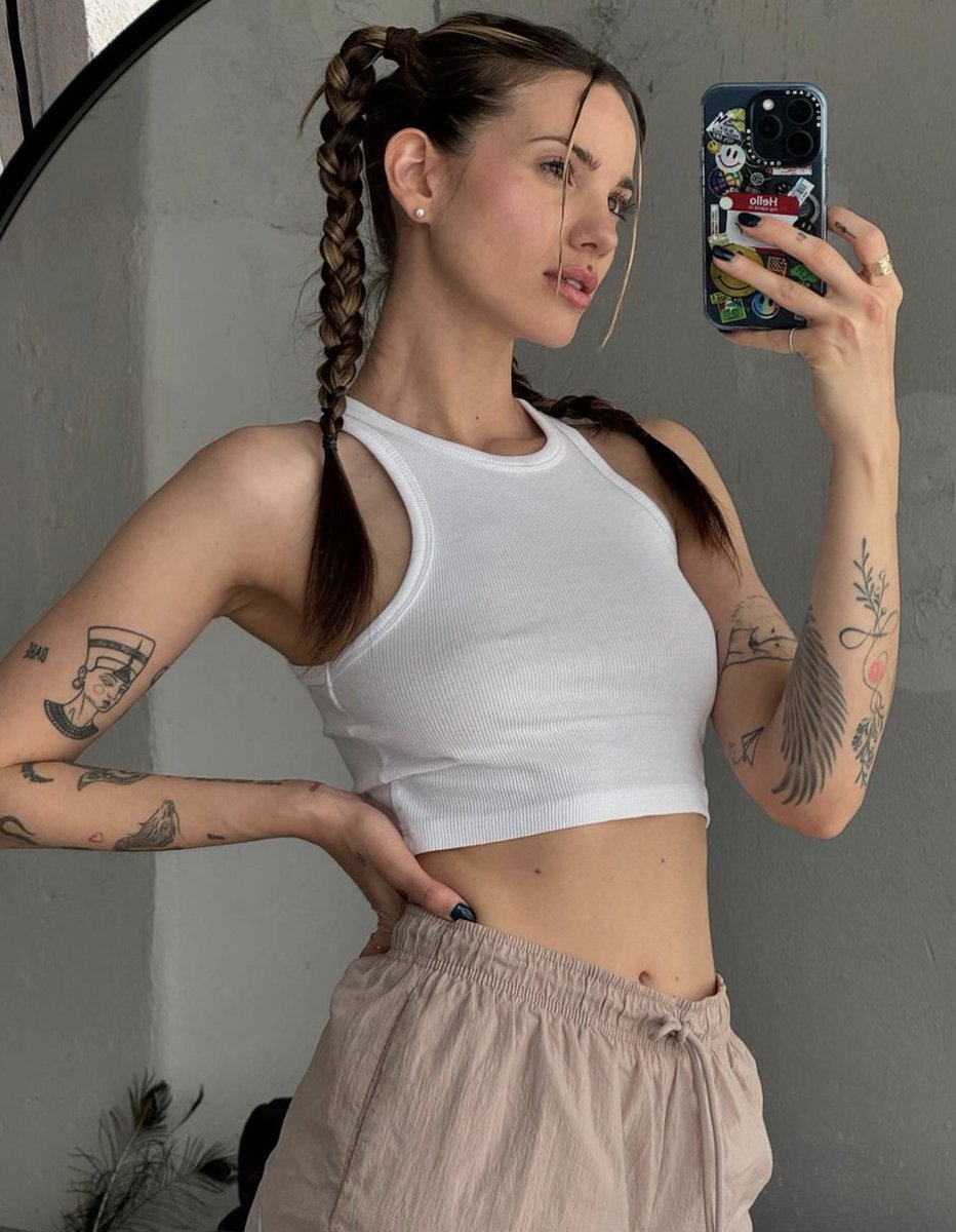 LinaRoskin's tweet photo. Casual Monday🤞🏼💋
#roskin #outfit #casual #nike #newbalance
#smile #often #behappy #takecare #selflove #selfcare #selfie #babygirl #weird #lovely #enjoylife #beyourself #always #lovetolove #hakunamatata https://t.co/666pX4MwP3