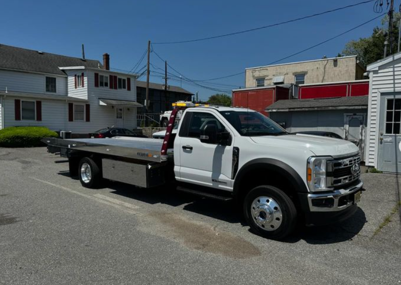 Thank you to Mountain View Towing & Autobody. They just took delivery of a great 19.5’ Century 10 Series carrier #builtbyjimpowers!
 #elizabethtruckcenter #millerindustries #therealdeal #etctowsales #towlife