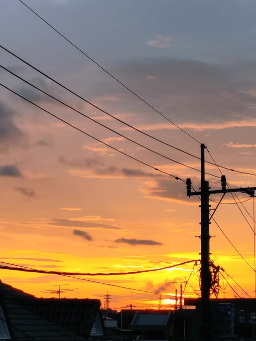 おはようございます( ੭ ・ᴗ・ )੭.*もうすぐ雨夜明けと共にコンビニへ不穏な生あたたかい空気電線が風でゴーゴー鳴ってるし汗かいたよ、暑いです(;^_^A無事帰宅線状降水帯できている地域に大きな被害がないように(*>人<)良い1日をね☆。.:*・゜ #イマソラ 