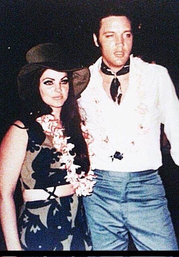 May 27 1968;
Hawaiian Vacation 🌺
#Priscilla #ElvisPresley