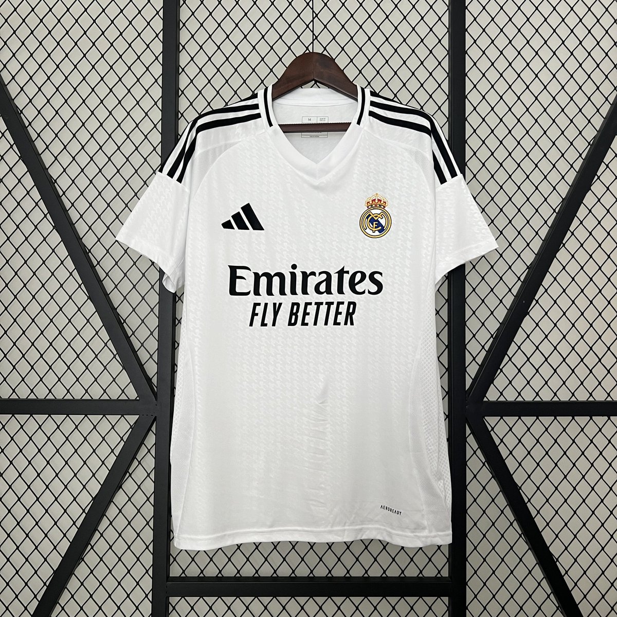 🚨Se el primero en tener la nueva equipación OFICIAL del Real Madrid con el dorsal de Mbappé 🚨

Para participar: 

-Dar RT. 
-Seguir a <a href="/Revoluterss/">REVOLUTERS</a> 
-Seguir su canal de Twitch : twitch.tv/revoluters

Ganador: 2 de junio🍀

OPCIONAL
- Mencionar a un amigo (doble participación)