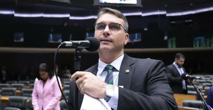 divulgary's tweet photo. Pressão Popular Contra Criminalização de Fake News

O senador Flávio Bolsonaro (PL-RJ) pediu que a população pressione parlamentares para manter o veto de Jair Bolsonaro a trecho da Lei de Segurança Nacional que criminaliza fake news. A votação ocorre nesta terça, 28. #Política https://t.co/6ayyjobeJg