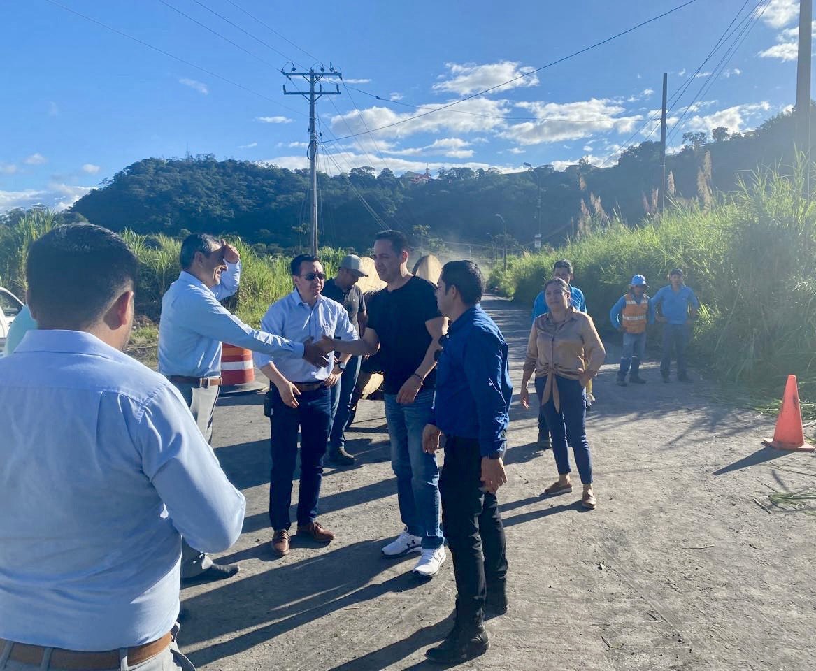 CNTinforma's tweet photo. 828 familias de #MoronaSantiago cuentan nuevamente con telefonía e internet fijos, luego de que se reportara un daño en postes de la provincia por la crecida del río Upano. ✅
¡Nuestros técnicos trabajaron ininterrumpidamente para reestablecer ambos servicios y conectar vidas! https://t.co/ln7dNNEKTp