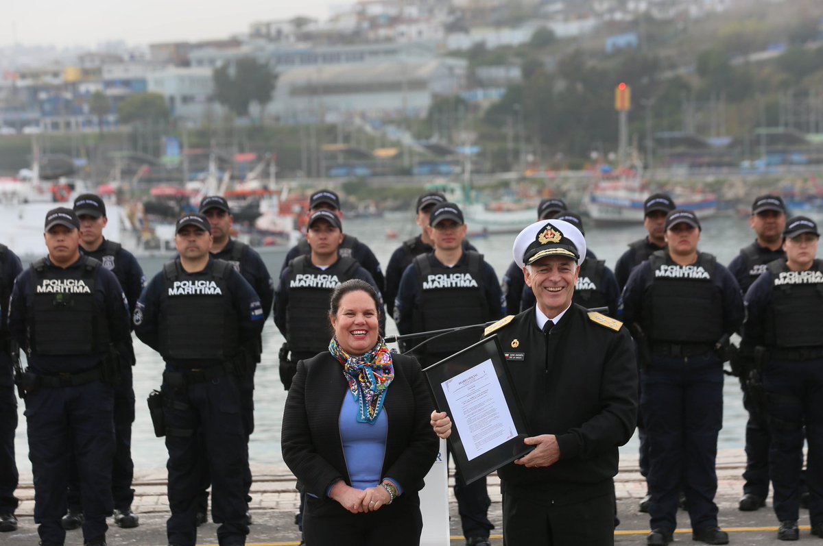 📸 La ministra @Mayafernandeza junto al CJ de la @Armada_Chile, almirante Juan Andrés de la Maza y los subsecretarios @GaloEidelstein y @Rmontero_, participaron en la promulgación simbólica de la ley que fortalece la policía marítima, aumentando la planta de oficiales de litoral.