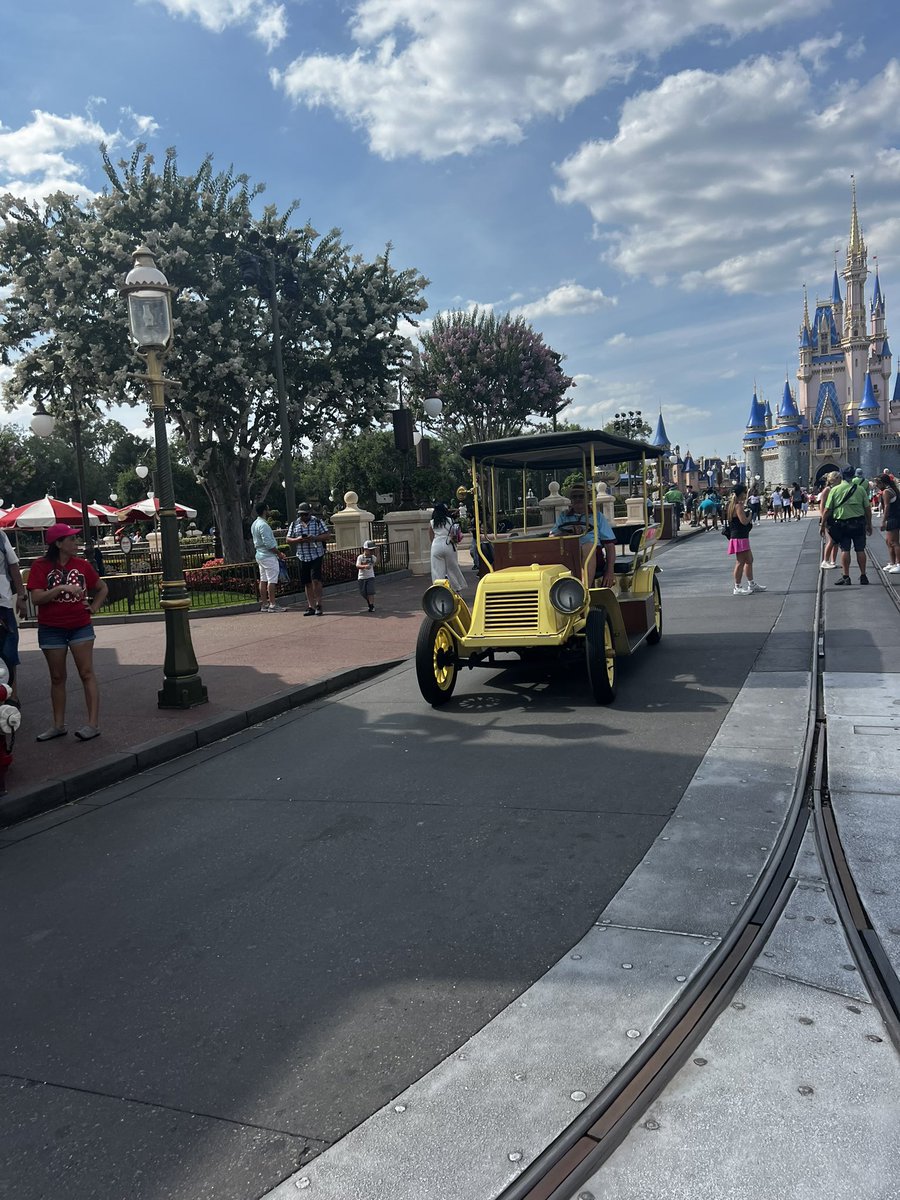 HowToMouse's tweet image. Nobody is here! Walk in the park after 4:30pm and still get a Tron virtual queue, Main St vehicles running because nobody is on Main St and walk straight onto Thunder!