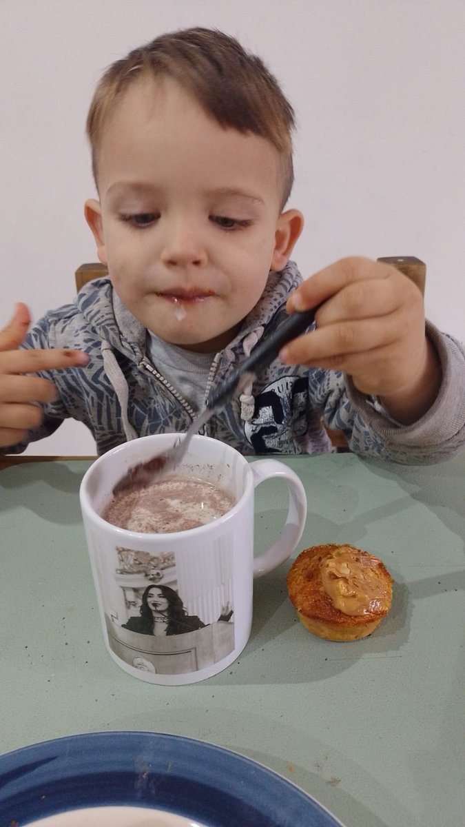 Miren la taza que usa el que se hizo viral , ustedes ya saben quién es .
IGGOR 

<a href="/lalioficial/">Lali</a>