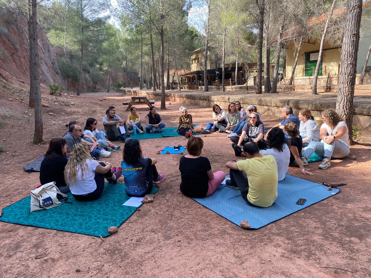 EscolaFlix's tweet image. Avui hem compartit el camí dels nostres projectes #FAIG amb els equips motors de les Terres de l’Ebre en un indret fantàstic. 😍
Gràcies a les nostres guies i tècnica @cesirecat que ens han acompanyat al llarg de tot el curs!!! 🫶🏼 
Seguirem creixent acompanyades! #ProgramaFaig