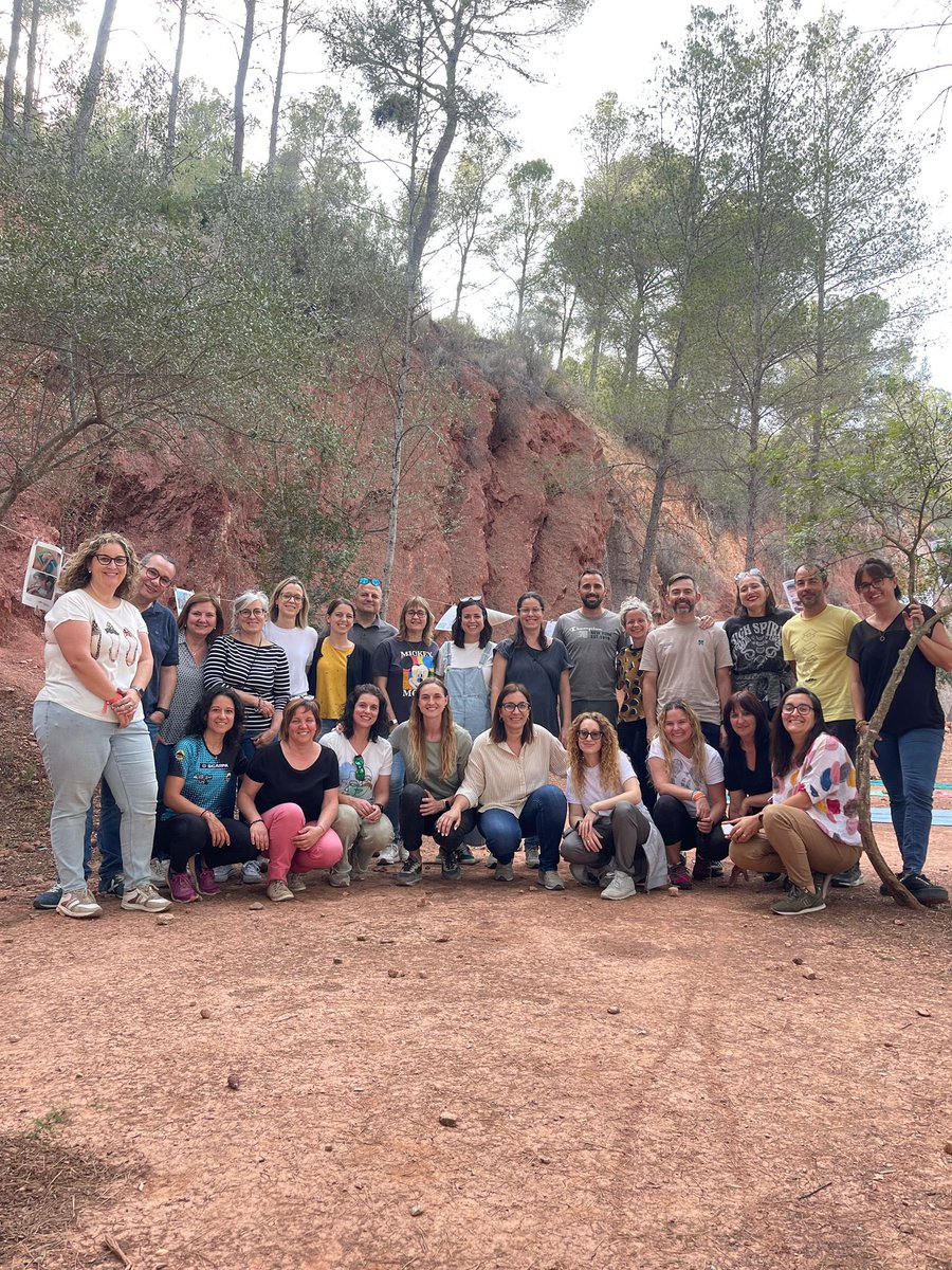 EscolaFlix's tweet image. Avui hem compartit el camí dels nostres projectes #FAIG amb els equips motors de les Terres de l’Ebre en un indret fantàstic. 😍
Gràcies a les nostres guies i tècnica @cesirecat que ens han acompanyat al llarg de tot el curs!!! 🫶🏼 
Seguirem creixent acompanyades! #ProgramaFaig