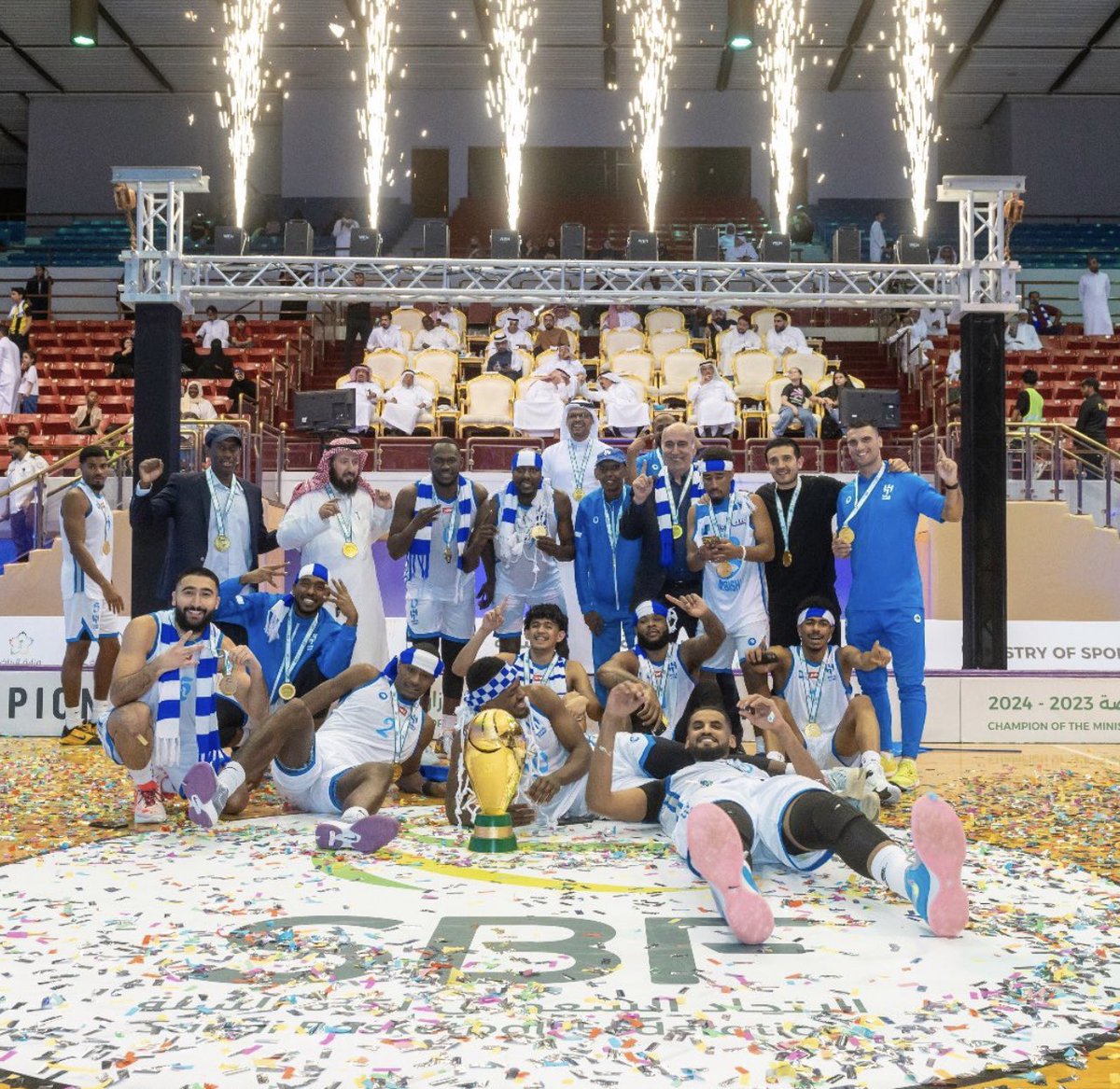 سلة ( الزعيم ) سلة البطولات الاستثنائية 🏀💙 tweet media