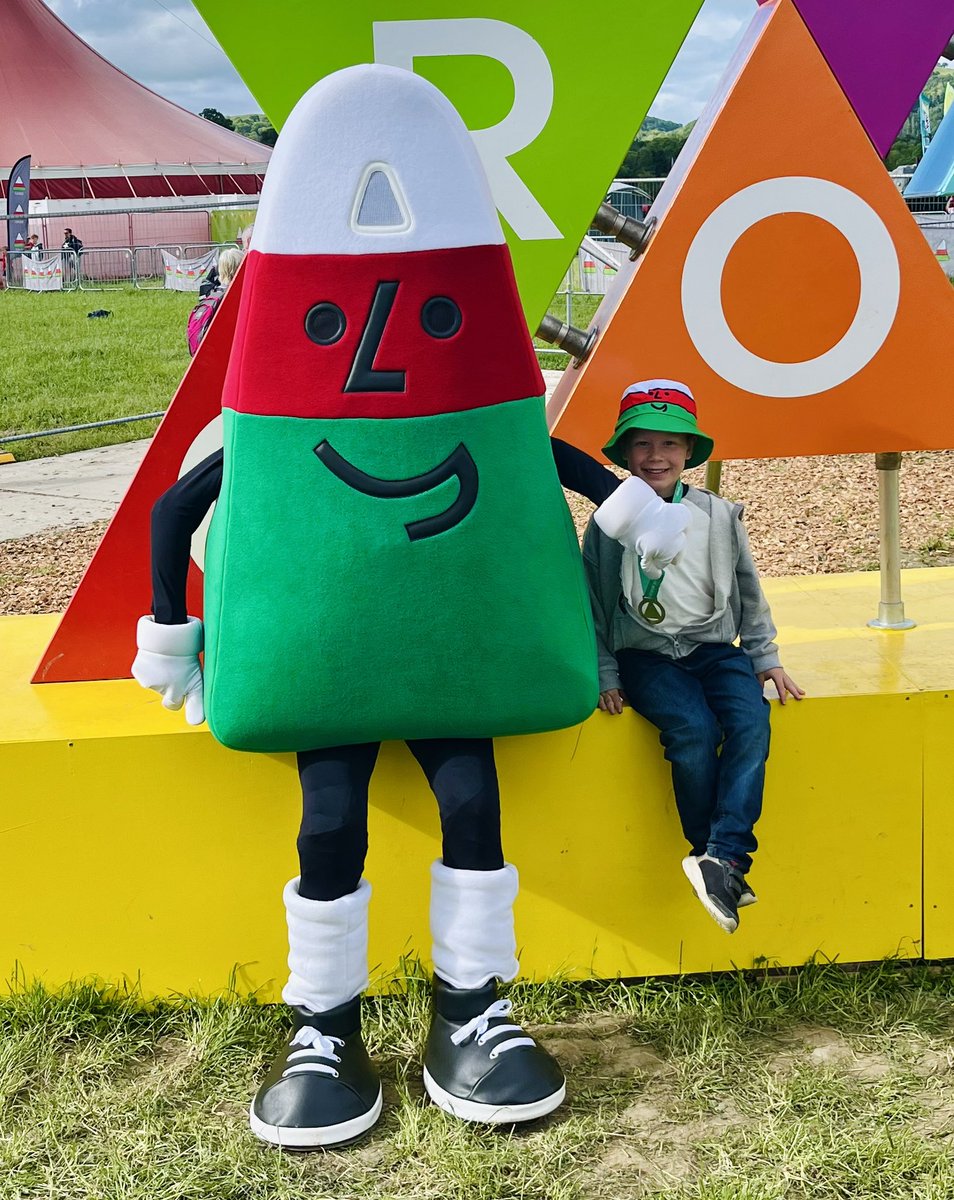 Da iawn Theo am ennill 1af dros Cymru, am Argraffu yn adran celf a chrefft yr @Urdd @EisteddfodUrdd Ni fel teulu yn browd iawn o ti 👏🏽💙🧑🏼‍🎨🎨@ysgol_y_dderi #Urdd2024