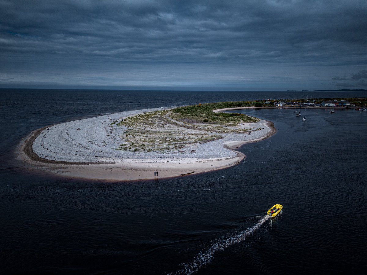 This might be one of the most scenic water taxi journeys in the 🌍 I’ve taken a few of those, but crossing Findhorn Bay in Moray is stunning. Jane was super helpful shuttling our e-cargo bikes. One for the #bikepacking  bucket list! One of the 20 routes in ‘Bikepacking Scotland’.