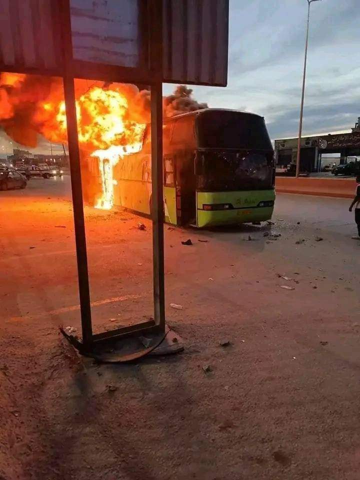 TariqAlferis's tweet photo. أمس تم  الاعتداء على حافلة نادي الخمس في مدينة طرابلس و حرقها و اصابة عدد من اللاعبين و الاداريين ..
و اليوم الاعتداء على حافلة نادي الاخضر في مدينة بنغازي و تكسيرها و اصابة بعض اللاعبين و الاداريين ..

رياضة تجمعنا وجو هذا. 
ميزانيات ماشية على رياضة جمهورها همجي ولعبة فاشلة https://t.co/4mOkhNlFts