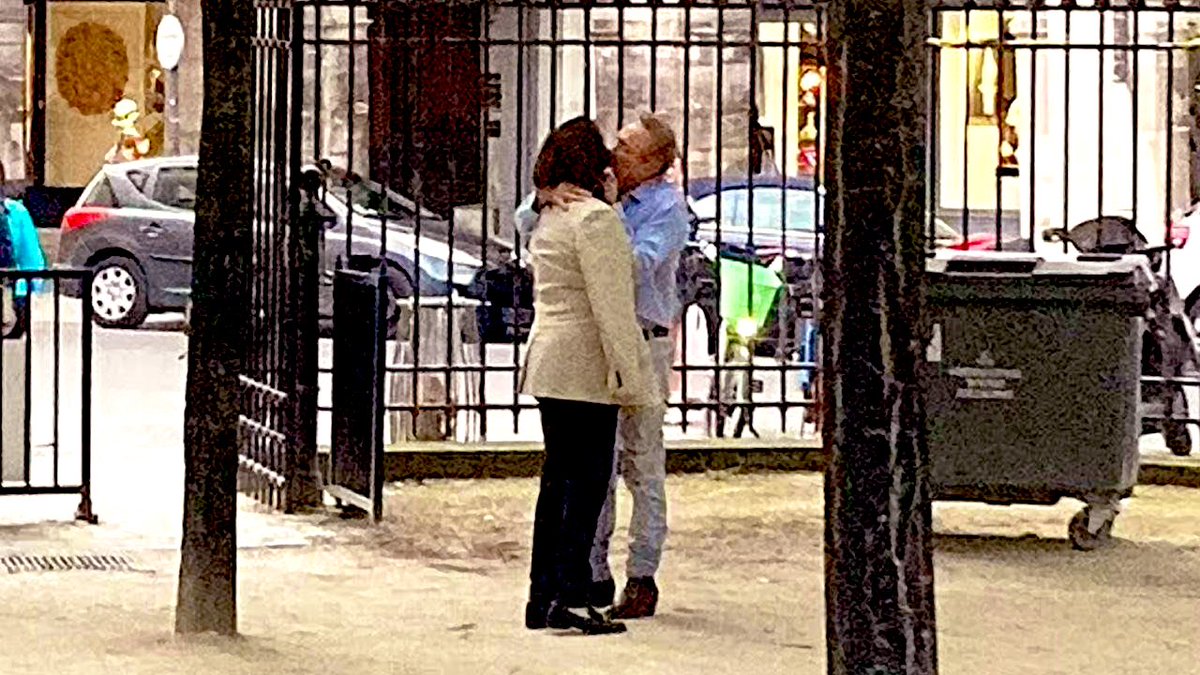 RLehbib's tweet image. 📸🇲🇦🇦🇺 | Les médias australiens ont publié des photos de l&apos;homme d&apos;affaires australien #AndrewForrest embrassant la ministre marocaine de la Transition énergétique et du Développement durable #LeilaBenali.
