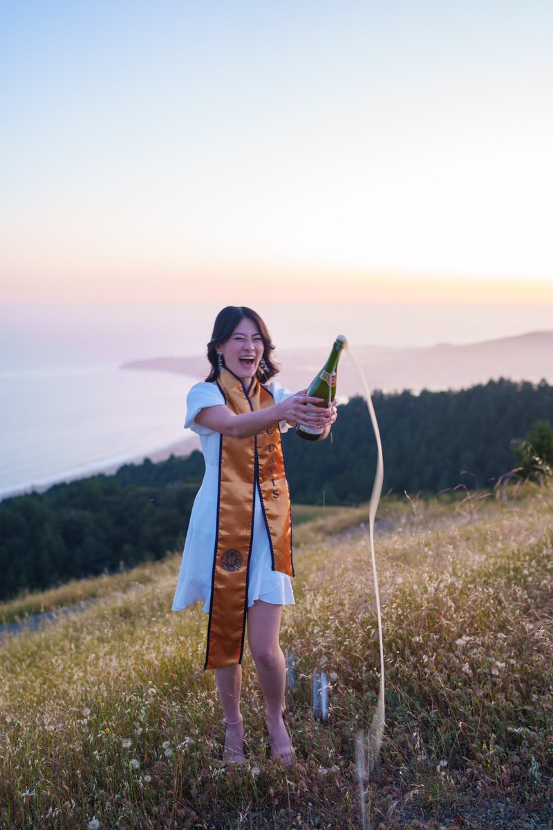 WDSights's tweet photo. Graduation shoot (but on top of a mountain) 🏔️ 🎓 https://t.co/qkjGwEexga