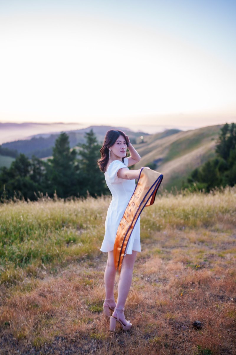 WDSights's tweet photo. Graduation shoot (but on top of a mountain) 🏔️ 🎓 https://t.co/qkjGwEexga