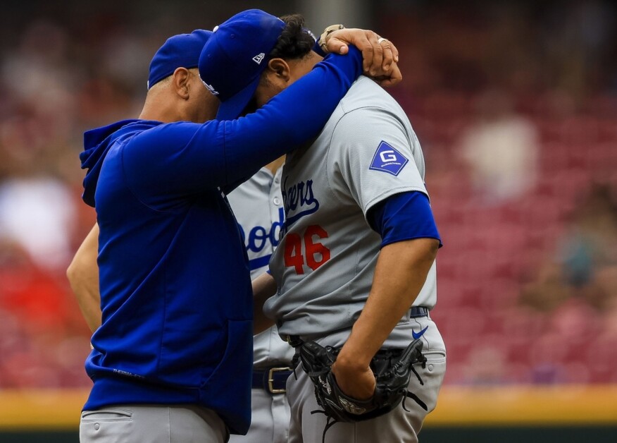 DodgerBlue1958's tweet image. Dave Roberts tried to reassure Yohan Ramírez.
dodgerblue.com/dodgers-news-d…