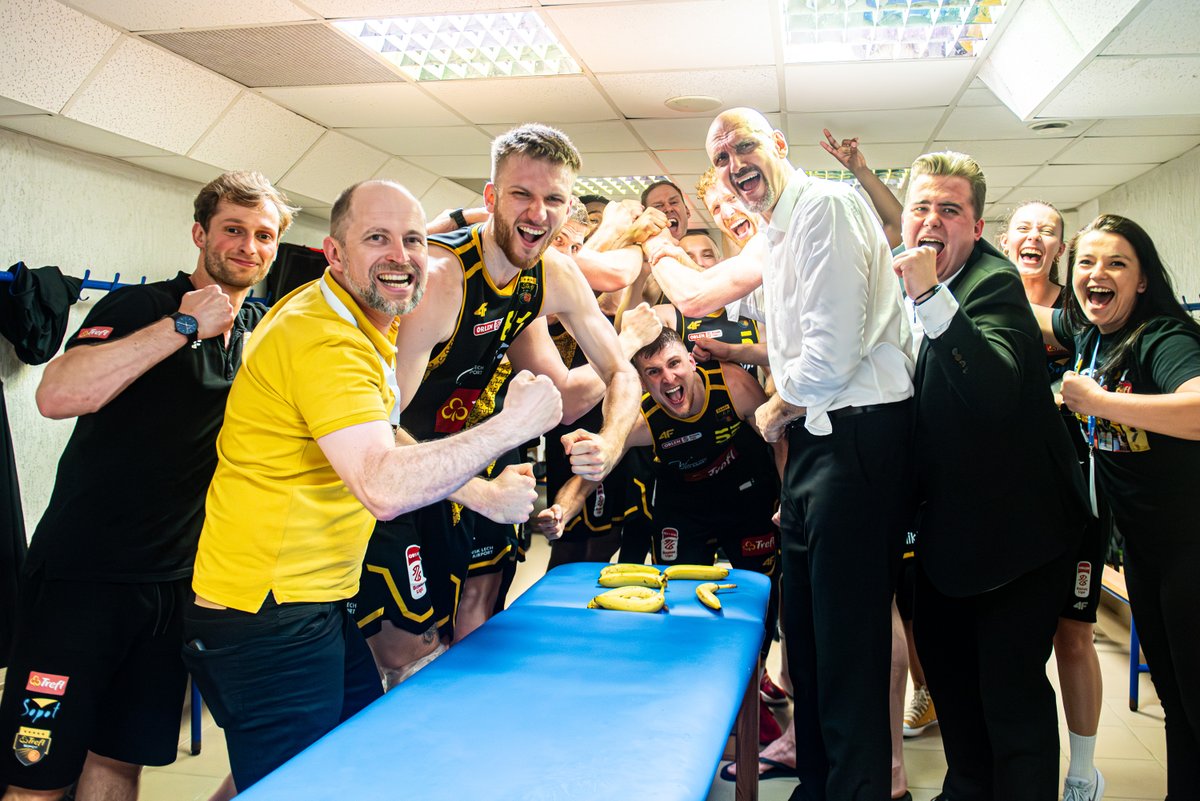 Na finał czekaliśmy 12 lat, ale mamy nadzieję, że to nie ostatnia taka fota w tym sezonie 💛🖤 Trzeba to powiedzieć głośno: 𝐖𝐀𝐋𝐂𝐙𝐘𝐌𝐘 𝐎 𝐌𝐈𝐒𝐓𝐑𝐙𝐀! 🥇 #plkpl

PS Sprzedaż biletów na dwa pierwsze mecze finałowe ruszy już jutro 🔜

📸 <a href="/Polsenik33/">Krzysztof Polaczyk</a>