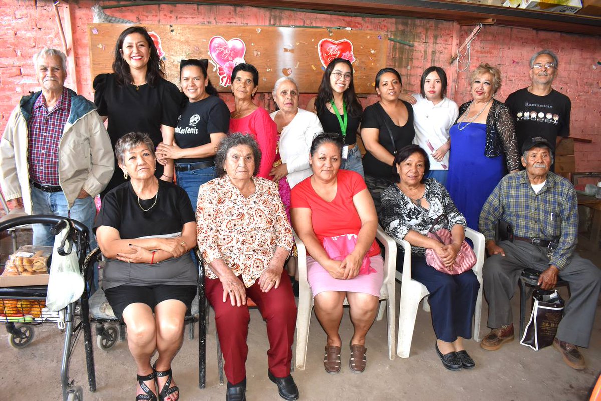 IEMDgo_'s tweet photo. ♀️ En la colonia Benito Juárez visitamos a este grupo de adultos mayores para consolidar y fortalecer sus redes de apoyo a fin de vivir una vida libre de violencia.🎗️

👉🏻 Con la estrategia @Vive_Dgo, llevamos a las mujeres mensajes sobre todo de empoderamiento emocional.✨ https://t.co/5IoPi9mE5e