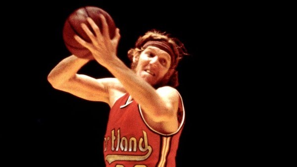 FefoBlazers's tweet photo. Aos 71 anos, morreu Bill Walton, um dos maiores jogadores da NBA e do Trail Blazers.

Bill foi FMVP do único título do Trail Blazers, em 1977. Além disso, também foi eleito MVP da liga em 78, quando ainda jogava em Portland.

Obrigado por tudo, Big Red! Descanse em paz.🕊️ https://t.co/EjSbEu1aLu