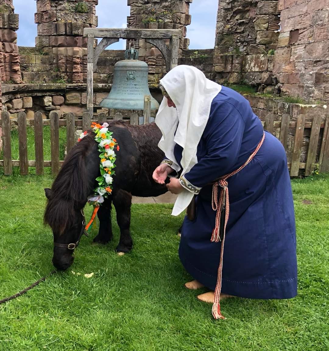 Marley's had a wonderful #BankHolidayMonday at @Bamburgh_Castle
He LOVES the 'Bamburgh Grass Buffet' but today he was fed a juicy apple from the ladies, who wanted to treat him for his birthday....talk about being a spoiled boy....but you only turn 16 years old once right?! 🍏