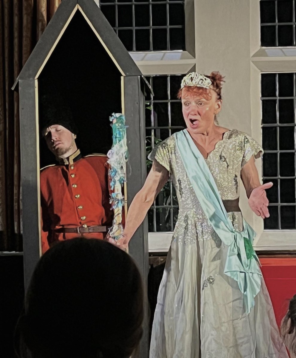 MadameFlora's tweet photo. Private Willis seems to have dropped off during my song! @OperaAnywhere #Iolanthe @grimsdyke_hotel https://t.co/z6jKxwCvWI