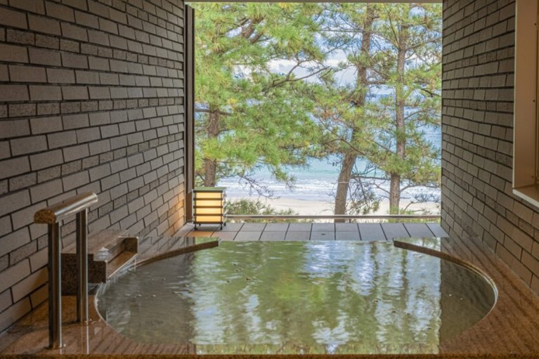 「日本の渚１００選」に選ばれた、伊豆の弓ヶ浜を一望できる絶景お宿。リゾート感あふれるお部屋、解放感ある広い大浴場、無料の貸し切り露天風呂。朝・夕と食事がついても、コスパの良さがピカイチ。メゾネットタイプやお風呂つきの部屋もあるので、家族やグループにもおすすめ！夏のひとときを過ごし