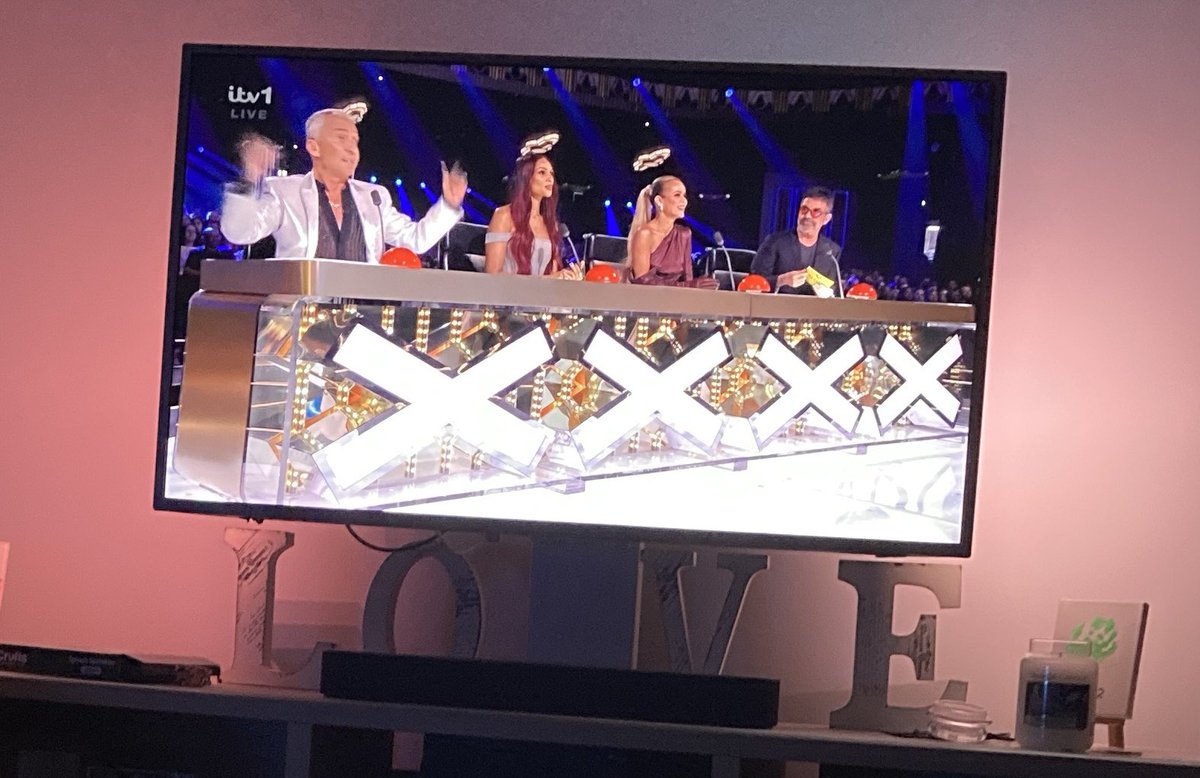 bizzyb87_kay's tweet photo. @AmandaHolden and @AleshaOfficial with their Halo’s on BGT https://t.co/bFonh68YGf