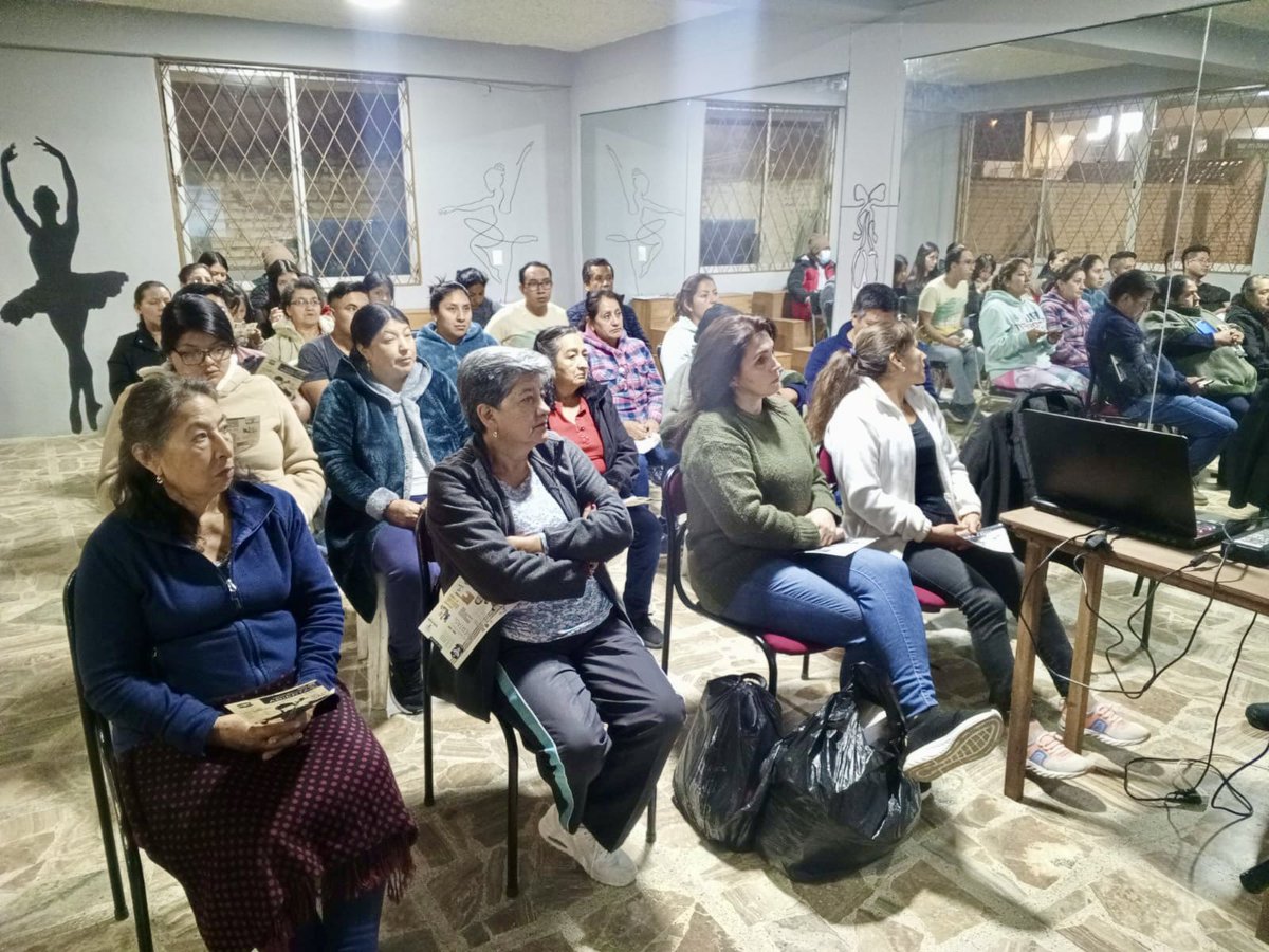 cuenca_dir_gob's tweet photo. 🤝Se cumple con lo priorizado en #AsambleasCiudadanas
✅Taller de socialización del proyecto de construcción del parque Y de #Balzay en la parroquia #SanSebastián.
🙋🏻♂️Siguiendo las directrices de nuestro Alcalde #Gestores urbanos trabajan para cumplir sus #Requerimientos https://t.co/mhVVgfqNGR