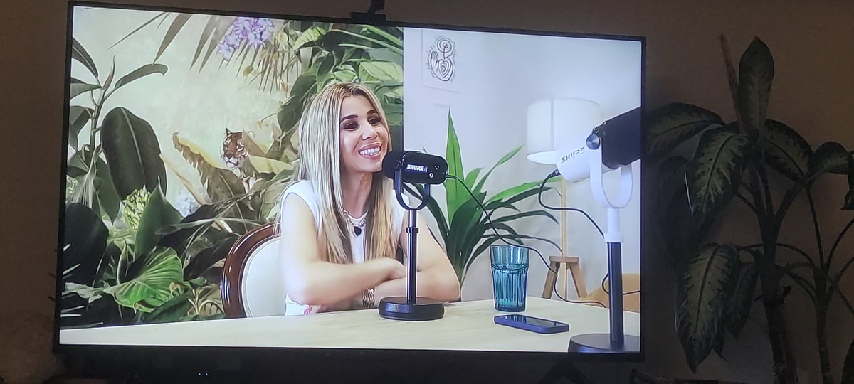 Viendo a <a href="/NataliaOficial_/">NATALIA</a>  en mi tele <a href="/AnimalesPodcast/">Animales Humanos Podcast🎙</a>