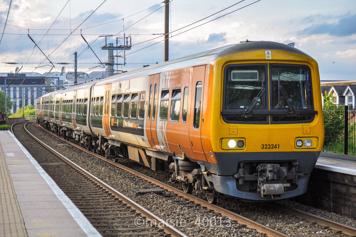 323241 & 323*** arriving into Selly Oak working 2R55 1846 Four Oaks to Redditch
25/05/2024
#class323 #westmidlandsrailway #crosscityline